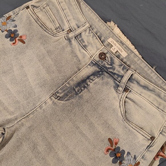 JOHNMARK embroidered fringe hem jean, Size 8, Light Stonewash - Picture 3 of 10